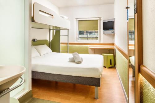 a room with a bed and a sink at ibis budget Bergerac in Bergerac