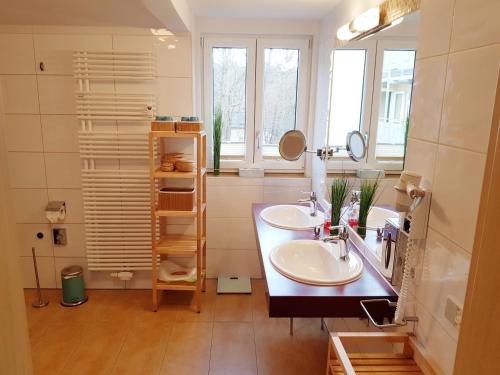ein Badezimmer mit zwei Waschbecken und einem Spiegel in der Unterkunft Ostseeblick Baabe in Baabe