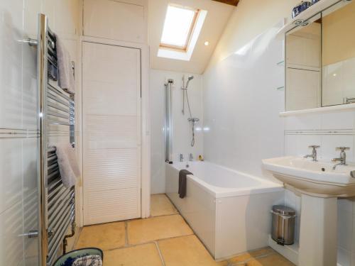 y baño con lavabo, bañera y ducha. en Carwinley Mill House Cottage, en Canonbie