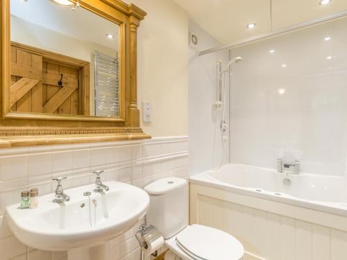 ein Badezimmer mit Toilette, Waschbecken und Badewanne in der Unterkunft Jenny's Cottage in Alnwick