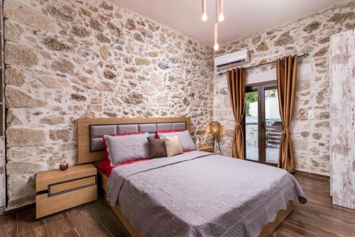 Cama ou camas em um quarto em Zaros Villa Fountarinis