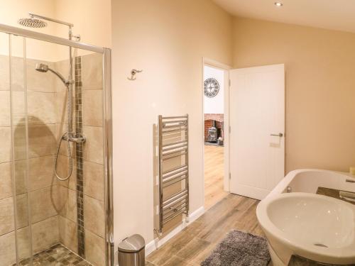 La salle de bains est pourvue d'une douche et d'un lavabo. dans l'établissement Hazel Cottage, à Belper