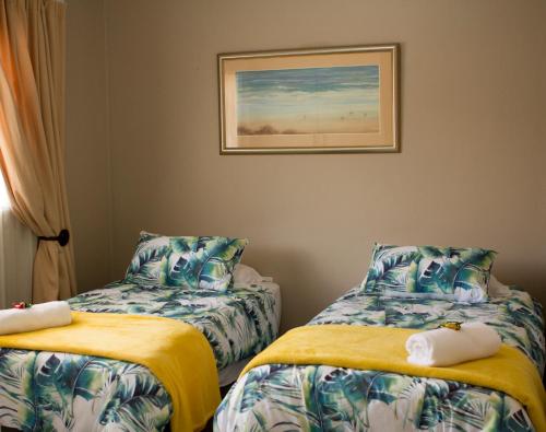 Ліжко або ліжка в номері Sarah's Place Guesthouse