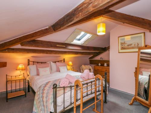 Un dormitorio con una cama con toallas rosas. en Swallow Cottage en Scarborough