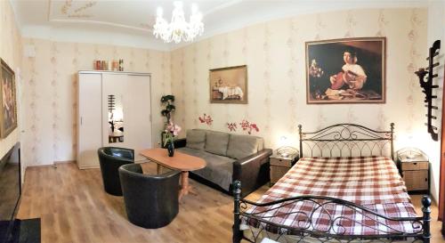 sala de estar con cama y sofá en Sunny Esplanade by Old Town, en Riga