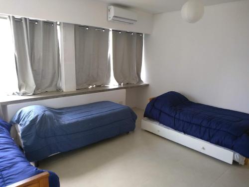 um quarto com 2 camas e uma janela em Amplia casa en Zona Parque San Carlos em Concordia