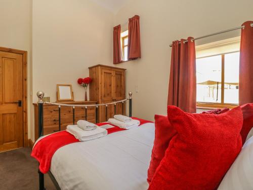 um quarto com uma cama com duas toalhas em Stable Cottage em Thirsk