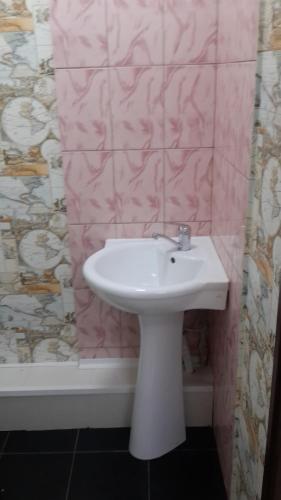 - Baño con lavabo blanco y ducha en Гостевой дом Сафар, номера с отдельным входом, en Kapchagay