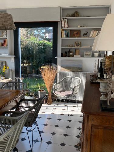 - un salon avec des chaises, une table et une fenêtre dans l'établissement La VILLA en BAIE, au Crotoy