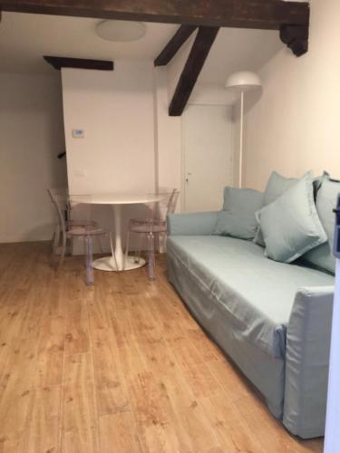 una sala de estar con un sofá y una mesa en Casa Romana, en Venecia