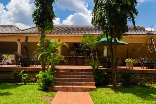 Garden sa labas ng Emerald Hotel Kampala