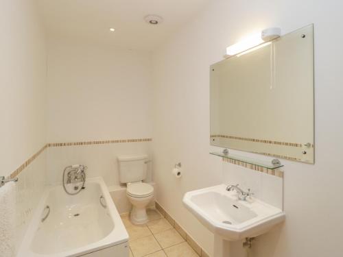 Keepers Cottage في بلاندفورد فوروم: حمام مع حوض ومرحاض ومرآة