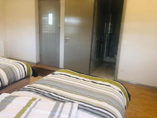 A bed or beds in a room at Elmcroft Guest House 