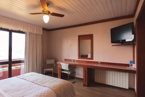 Televisyen dan/atau pusat hiburan di Hotel Renar