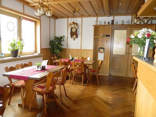 a dining room with tables and chairs in a restaurant at Gasthaus & Pension Am Rennsteig in Spechtsbrunn