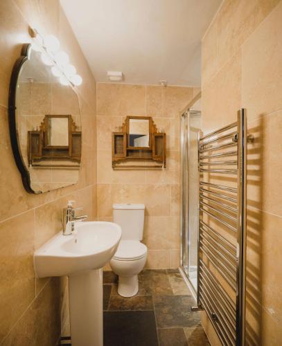 y baño con aseo, lavabo y espejo. en The Crow's Nest, en Pittenweem