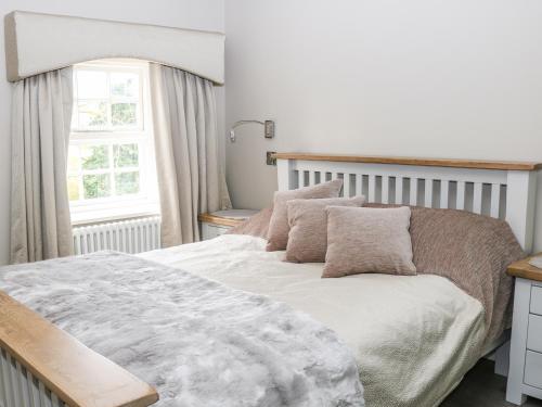 Una cama o camas en una habitación de Ash Cottage