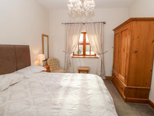una camera da letto con un letto, un comò e una finestra di Dove Cottage a Brampton