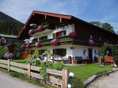 ein Haus mit Blumen auf der Vorderseite in der Unterkunft Hotel - Pension Alpenstern in Schönau am Königssee