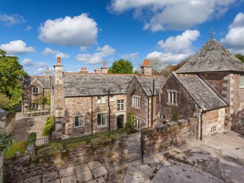 an image of an old stone house at Great Bidlake Manor in Bridestowe