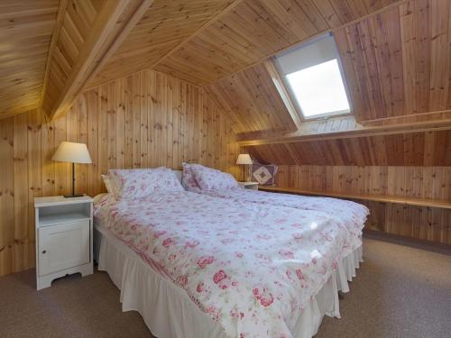 เตียงในห้องที่ Barn Cottage