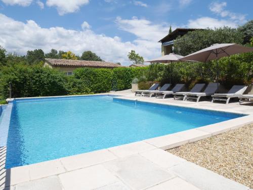 - une piscine avec des chaises et des parasols à côté d'une maison dans l'établissement Villa Verdi, à Montauroux