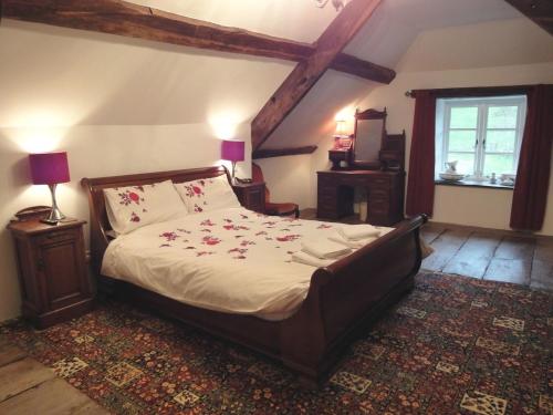 Postel nebo postele na pokoji v ubytování Hornshayne Farmhouse