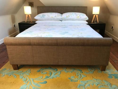 Кровать или кровати в номере Honey House