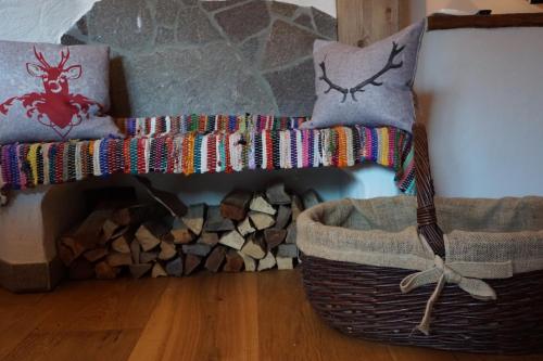 a room with a basket and pillows on a wall at Jagerdichtlgut in Altaussee