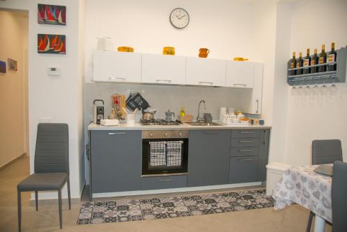 una cucina con lavandino e forno di MONDELLO MANICK MARE a Palermo