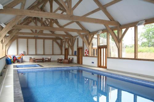 A piscina localizada em The Hay Barn ou nos arredores