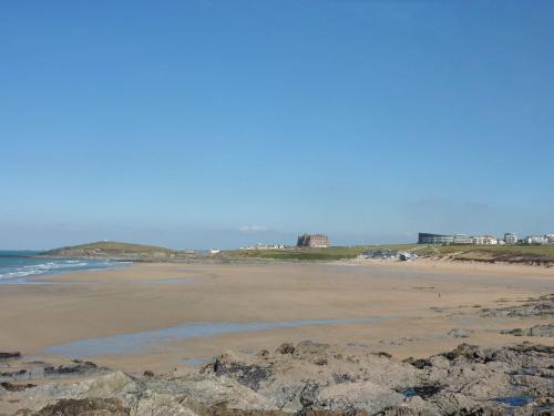 a beach with rocks and the ocean in the background at Rosen in Crantock