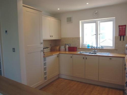 
A kitchen or kitchenette at The Loft, Maer Down, Bude
