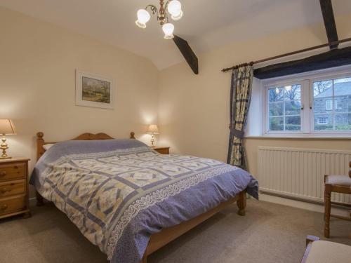 sypialnia z łóżkiem i oknem w obiekcie Tumrose Cottage w mieście Blisland