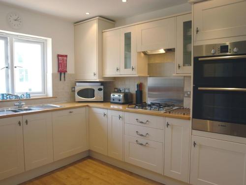 
A kitchen or kitchenette at The Loft, Maer Down, Bude
