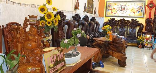 a room with a bunch of wooden vases and flowers at NHÀ NGHỈ VIỆT NGA in Ha Tien