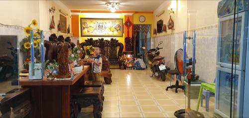 a man standing in a room filled with lots of stuff at NHÀ NGHỈ VIỆT NGA in Ha Tien