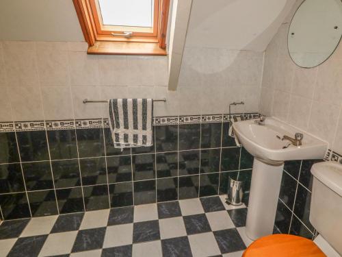 a bathroom with a sink and a toilet at Nana's House in Eyeries