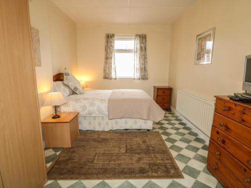 1 dormitorio con 1 cama, vestidor y ventana en Gapple Cottage, en Ballyboe