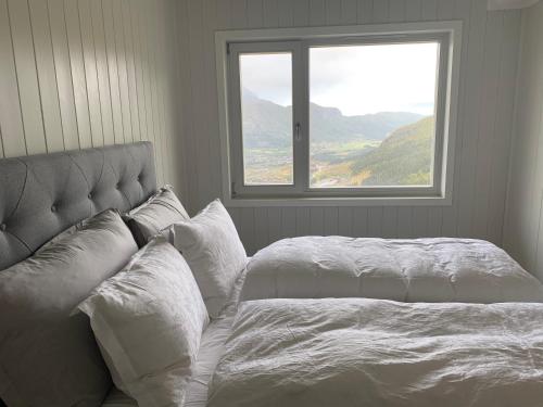 1 dormitorio con 1 cama grande y ventana en Skarsnuten Panorama 67, en Hemsedal
