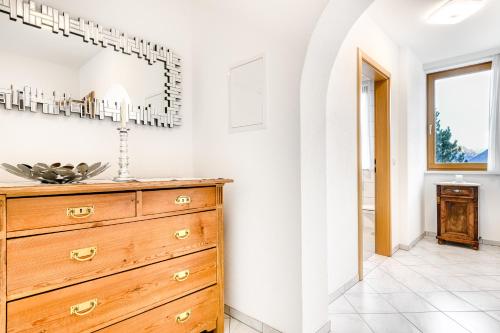 ビュルサーベルクにあるAppartement Ideal by A-Appartmentsのバスルーム(木製ドレッサー、鏡付)