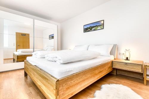 ビュルサーベルクにあるAppartement Ideal by A-Appartmentsのベッドルーム1室(ベッド2台、鏡付)