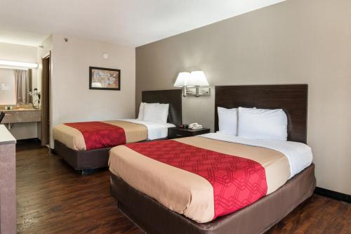 コンヤーズにあるEcono Lodge - Conyersのベッド2台とキッチン付きのホテルの部屋