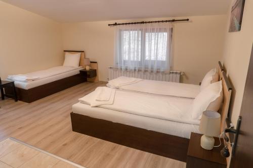 Una cama o camas en una habitación de Palitsi Dam Complex