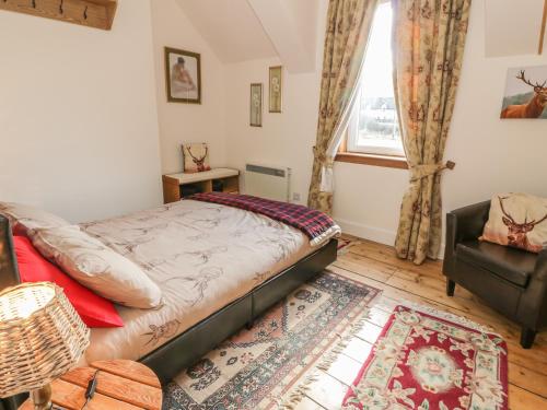 Giường trong phòng chung tại Crinan Canal Cottage No8