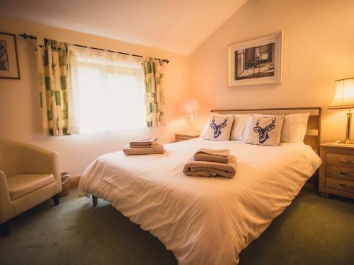 1 dormitorio con 1 cama con toallas en Deerclose West Farmhouse en Leyburn