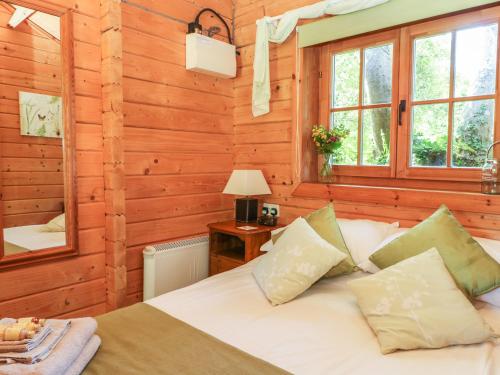 StithiansにあるPond Cabinの木製の壁のベッドルーム1室