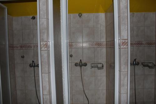 baño con 2 duchas en una habitación en Turistická chata Prachov, en Jičín