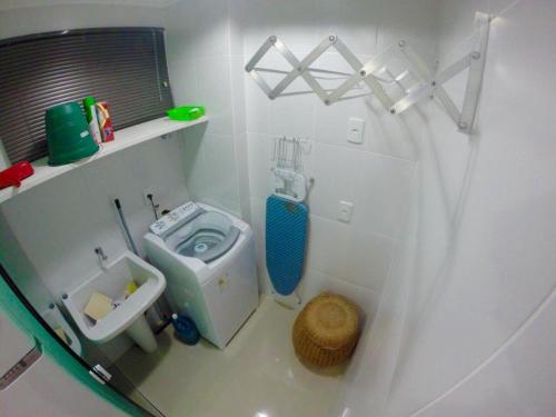 ein kleines Badezimmer mit Toilette und Waschbecken in der Unterkunft Bombinhas Summer Beach -Apartamento Particular in Bombinhas