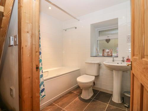 une salle de bain avec toilettes, lavabo et baignoire dans l'établissement Creag Mhor Cottage, à Dornie